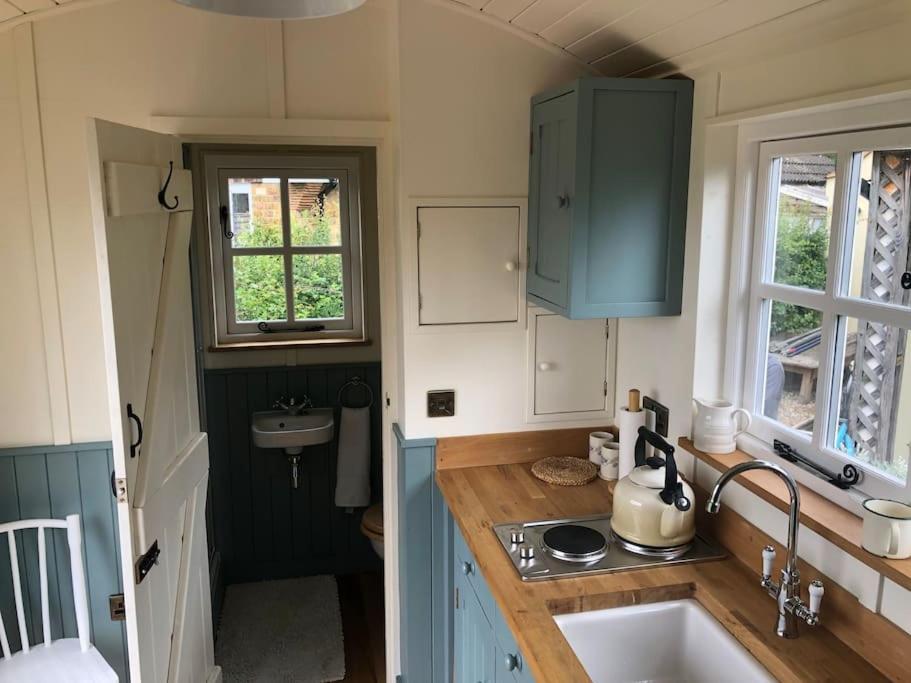 Romantic Shepherds Hut With Stunning Sunsets Hollingbourne Dış mekan fotoğraf