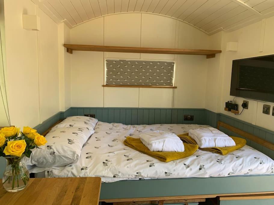 Romantic Shepherds Hut With Stunning Sunsets Hollingbourne Dış mekan fotoğraf